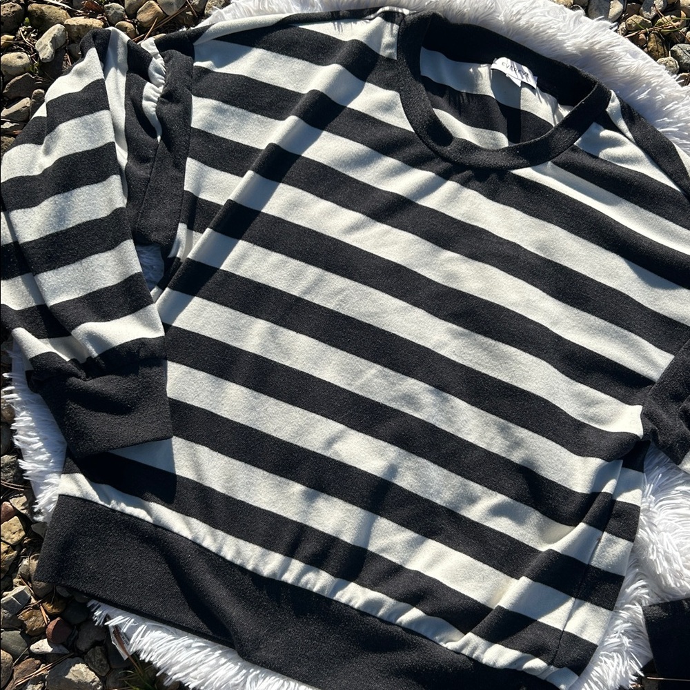 Evereve Crewneck Gray and Cream Striped Sweatshirt with Drop Sleeves Size Large - Picture 7 of 13